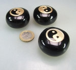 Obsidian Yin & Yang Trommler mit goldf. Gravur ca. 40 x 22 mm