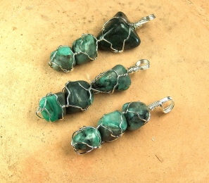 Smaragd Anhnger mit drei Steinen in Draht gefasst ca. 60-75 mm