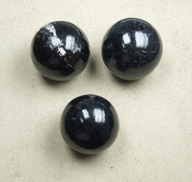 Schrl ( schwarzer Turmalin ) Kugel ca. 65 - 70 mm / ca. 500-600 Gramm