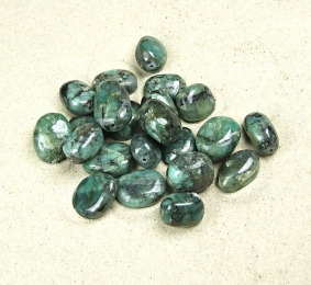20 gebohrte Smaragd Trommelsteine aus Brasilien - ca. 10-30 mm / Bohrung 1,2 mm
