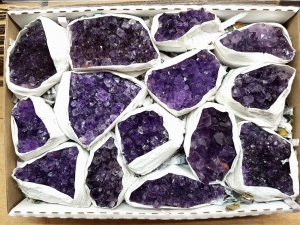 Amethyst - Stufen aus Uruguay im Karton ca. 1,2 bis 1,4 Kg / ca. 14-18 st.