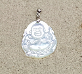 Buddha Anhnger aus Perlmutt ca. 40 x 29 mm