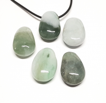 5er Set Jade ( Jadeit ) -gebohrter Trommelstein Anhnger / Rckseite abgeflacht