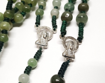 Rosenkranz aus Jade ( Jadeit ) 59 Perlen ca. 6-8 mm ca. 54-58 cmmit graviertem Kreuz