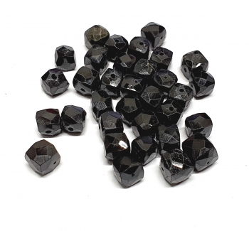 33 x schwarzer Spinell Perlen Wrfelform facettiert und gebohrt ca. 5-6 mm / 1 mm Bohrung