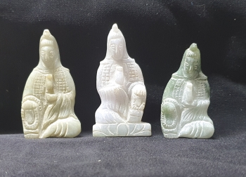 sitzende Guan Shi Yin Gravur aus Burma - Jade / Jadeit A/B Qual. ca. 50-65 mm