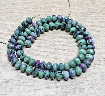 Rubin-Zoisit Kettenstrang Button facettiert ca. 8 mm / ca. 40 cm