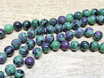 Rubin-Zoisit Kettenstrang Kugel ca. 10 mm / ca. 40 cm