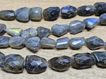 Labradorit Kettenstrang Nugget facettiert ca. 14-20 mm / ca. 40 cm