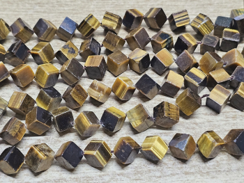 Tigerauge Kettenstrang W�rfel diagonal gebohrt ca. 8 mm / ca. 40 cm