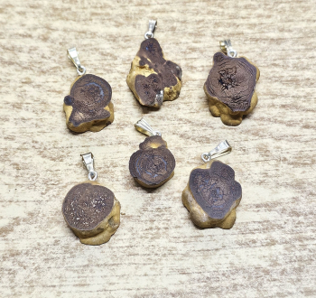 Boulderopal Anh�nger mit Rinde an �se Gr. S ca. 20-30 mm