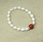 Perlen Armband aus Zuchtperlen in weiß mit Carneol ca. 8 mm / ca. 19 cm