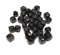 33 x schwarzer Spinell Perlen Würfelform facettiert und gebohrt ca. 5-6 mm / 1 mm Bohrung