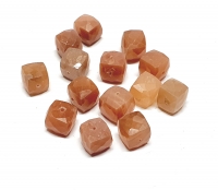 14 facettierte Würfel gebohrt aus rosa Mondstein ca. 8-9 mm / 1 mm Bohrung