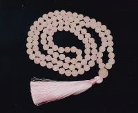Mala aus Rosenquarz poliert 108 Perlen ca. 8 mm geknotet / ca. 97 cm